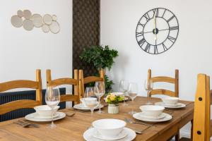 Φωτογραφία από το άλμπουμ του Spacious & Stylish 5 Bed with Free Street Parking σε Morecambe