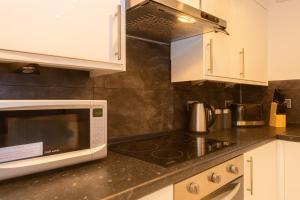 Φωτογραφία από το άλμπουμ του Spacious & Stylish 5 Bed with Free Street Parking σε Morecambe