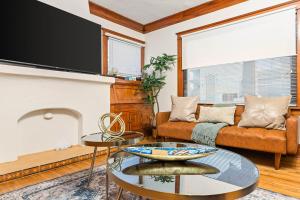 a living room with a couch and a tv at Bright Coastal Escape 4 Bedroom 2 Bath Near CSULB Long Beach Airport and Beach in Long Beach