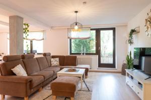 a living room with a couch and a tv at Ferienwohnung Alpenglück in Seeg