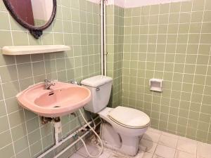 Baño de azulejos verdes con aseo y lavamanos en Hotel O Top North Guesthouse, en Chiang Mai 21 fotos más