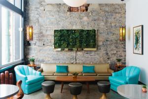 Posezení v ubytování The Dwell Hotel, a Member of Design Hotels