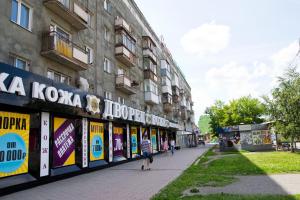 オムスクにあるRENT-сервис Apartment On Marksa 31の建物前歩道を歩く者