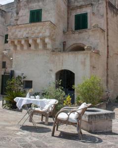 una mesa y sillas frente a un edificio en Corte San Biagio,29 en Matera
