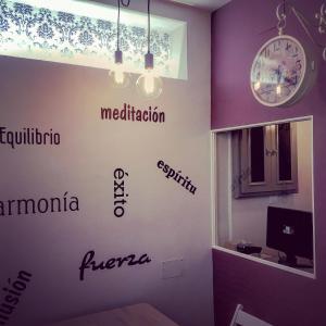 una habitación con palabras escritas en la pared en Le Vintage, en Ávila