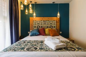 Un dormitorio con una cama con almohadas de colores. en Murella Living, en Marsalforn