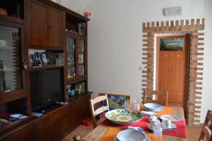 A television and/or entertainment centre at Etna Hiking B&B
