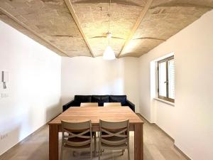 Un comedor con mesa y sillas de madera. en Casa Pastore 03, en Caramanico Terme