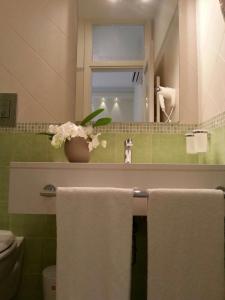 ソレントにあるGiardino Sorrentinoのバスルーム(シンク、鏡、タオル付)