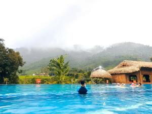 Bazén v ubytování Kẹm La Bằng Homestay nebo v jeho okolí