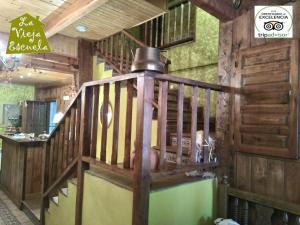 ein Zimmer mit einer Holztreppe in einem Haus in der Unterkunft Posada La Vieja Escuela in San Roque de Ríomiera