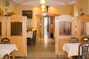 ein Restaurant mit zwei Tischen und einem Esszimmer in der Unterkunft Guest house Bohorč in Šentjur