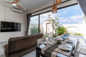 TV a/nebo společenská místnost v ubytování Quiet Escape with Lush Rice Field Views