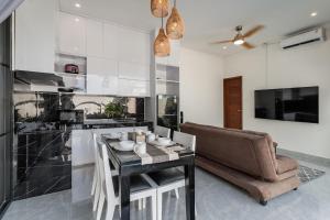 Kuchyň nebo kuchyňský kout v ubytování Quiet Escape with Lush Rice Field Views