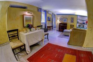a dining room with a table and a living room at Casa da Belavista in Porto