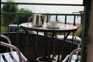 y balcón con mesa y hervidor de agua. en Vila Flavia B&B, en Constanţa