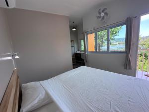 Ένα ή περισσότερα κρεβάτια σε δωμάτιο στο Phuket King Stay