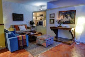 een woonkamer met een bank en een open haard bij Casa da Belavista in Porto