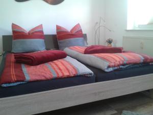 dwa łóżka z poduszkami na górze w obiekcie Kleine Apartments w mieście Torgau
