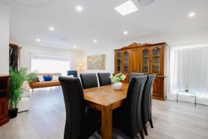 Χώρος καθιστικού στο Disability Friendly 4 Bedroom House with 3 Baths Perfect for All Guests