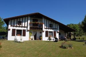 a large white house with a yard in front of it at Chambres d'hôtes Esponde Marie-Jeanne in Saint-Jean-le-Vieux