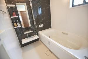 um banheiro com banheira e pia em SG5371 Visit Shibuya Crossing! Walking distance to a single family home for 8 people, private parking , downstairs supermarket food Shibuya em Tóquio mais 68 fotografias