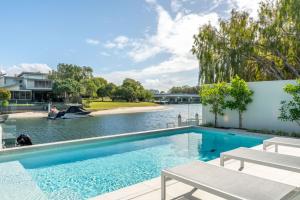 Hồ bơi trong/gần Waterfront Luxury Family Retreat, Noosaville