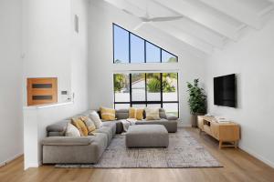 Khu vực ghế ngồi tại Waterfront Luxury Family Retreat, Noosaville