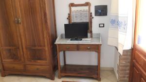 En tv och/eller ett underhållningssystem på Casa Camilla Sardegna