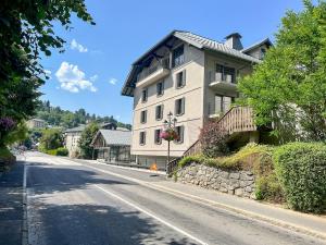 un edificio al costado de una carretera en Luxurious flat at St Gervais, en Saint-Gervais-les-Bains