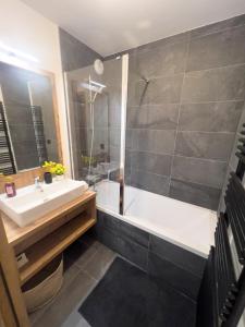 un baño con lavabo y bañera en Luxurious flat at St Gervais, en Saint-Gervais-les-Bains 13 fotos más