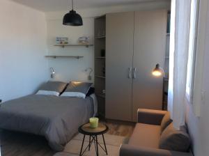 Postel nebo postele na pokoji v ubytování Les studios vue mer Le Matlo + 37 fotografií