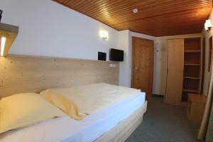 A bed or beds in a room at Liz Hotel & Apartments