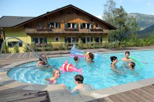 un gruppo di persone in piscina di Residence St Konstantin a Fié allo Sciliar