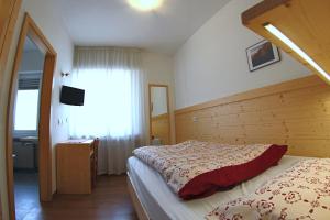 A bed or beds in a room at Liz Hotel & Apartments