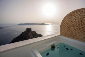 イメロヴィグリにあるAndronikos Santoriniの海の景色を望むバスタブ