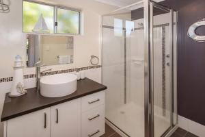 een badkamer met een wastafel en een douche bij All Decked Out- WIFI, AC in bedrooms, Fireplace in Busselton +6 foto's
