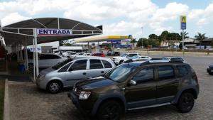 a fuel station with cars parked at a gas station at Hotel Vento Sul in Teixeira de Freitas