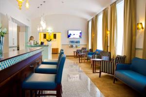 Televízia a/alebo spoločenská miestnosť v ubytovaní HiLight Suites Hotel