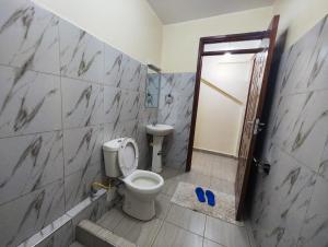 Ένα μπάνιο στο Luxe one bedroom Kikuyu +32 φωτογραφίες