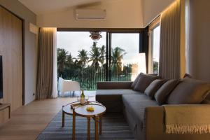 un soggiorno con un divano e un tavolo di Umahan Ubud ad Ubud