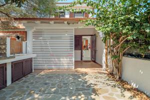 un patio trasero de una casa con garaje en Casa Ferdi, en San Teodoro