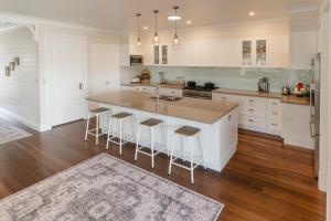 Η κουζίνα ή μικρή κουζίνα στο Stanhope Byron Central Stay with Coastal Vibes