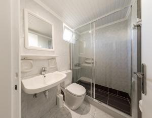 ラガナスにあるKarras Livinのバスルーム(トイレ、洗面台、シャワー付)