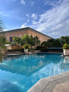 Bazén v ubytování Upscale Stylish Suite Near BGC and View of Venice Grand Canal Mall nebo v jeho okolí