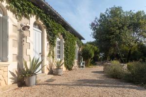 a building with plants on the side of it at Villa au bord de la Charente in Jarnac