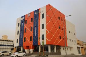 ein Gebäude mit orangefarbenen und blauen Paneelen in der Unterkunft أجنحة درة Dorra Suites in Riad