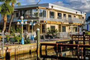 uma casa ao lado de um corpo de água em Bayview Plaza Waterfront Resort em St. Pete Beach