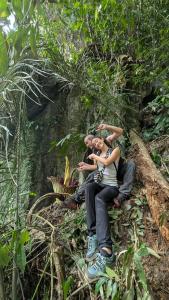 TimbanglawangBatu Katak - Zoey's Homestay的三个人坐在丛林中的小路上。