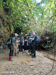 TimbanglawangBatu Katak - Zoey's Homestay的一群人,在丛林中的小径上